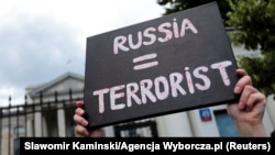 Акція біля посольства Росії у Варшаві, архівне фото, 2022 рік