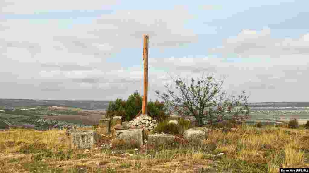 Итальянскому кладбищу не везло с момента его возникновения. Вначале кто-то повредил несколько надгробий, а 23 января 1901 года, по свидетельству &laquo;Крымского вестника&raquo;, из часовни &laquo;украли распятие красной меди, корону такой же меди и никелированную трубку&raquo;, в которой находились списки убитых. А в июне 2020 года разрушили поклонный крест