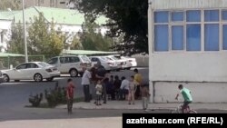 «Дворы жилых домов — это место, где обычно собираются соседи и разговаривают друг с другом. Нам поручено убрать скамейки, чтобы люди не сидели и не собирались толпой», — говорит рабочий муниципального предприятия