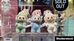Цацкі Лабубу з крамы «The Monsters» ад Pop Mart на выставе ў дызайнэрскай краме цацак. Дубай, 18 траўня 2025 году