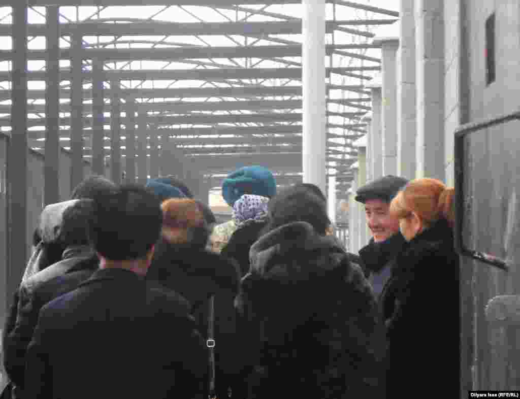 Очередь желающих пересечь границу Казахстана, чтобы попасть в Узбекистан. Каждый проходящий границу на таможенном посту проходит через паспортный контроль и электронный сканер.&nbsp;