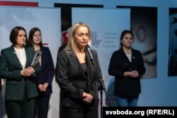 Папярэдніцай Арцёма Брухана на пасадзе сьпікера Каардынацыйнай рады была Анжаліка Мельнікава (у цэнтры), якая зьнікла ў канцы сакавіка