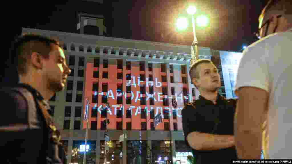 Раніше на майдані Незалежності учасники акції зробили світлову інсталяцію на Будинку профспілок