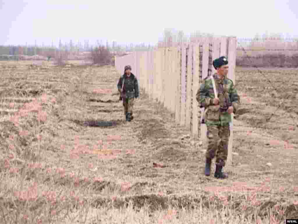 Ўзбекистон-Қирғизистон чегарасининг Боткен районидаги қисмига ҳозирча хандақ қазиш навбати етмаган кўринади. - Ўзбекистон-Қирғизистон чегарасининг Боткен районидаги қисмига 10 июн куни ҳали хандақ қазиш навбати етмаган кўринади.