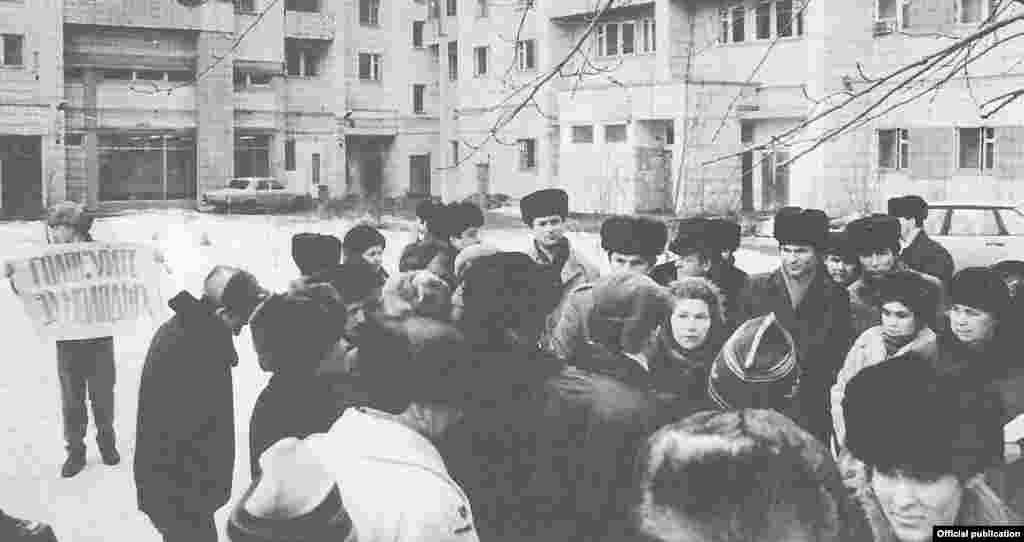 Первые три месяца 1990 года - предвыборная кампания. Кроме привычных собраний, организованных избирательными комиссиями, были и такие - неофициальные, прямо по месту жительства.