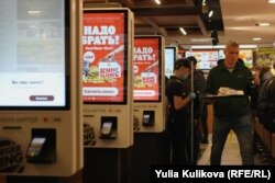 В заведениях общепита люди маски не носят