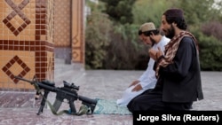 Ооганстандагы мечиттердин биринде талибдер намазга жыгылган учур. 4-октябрь, 2021-жыл. 