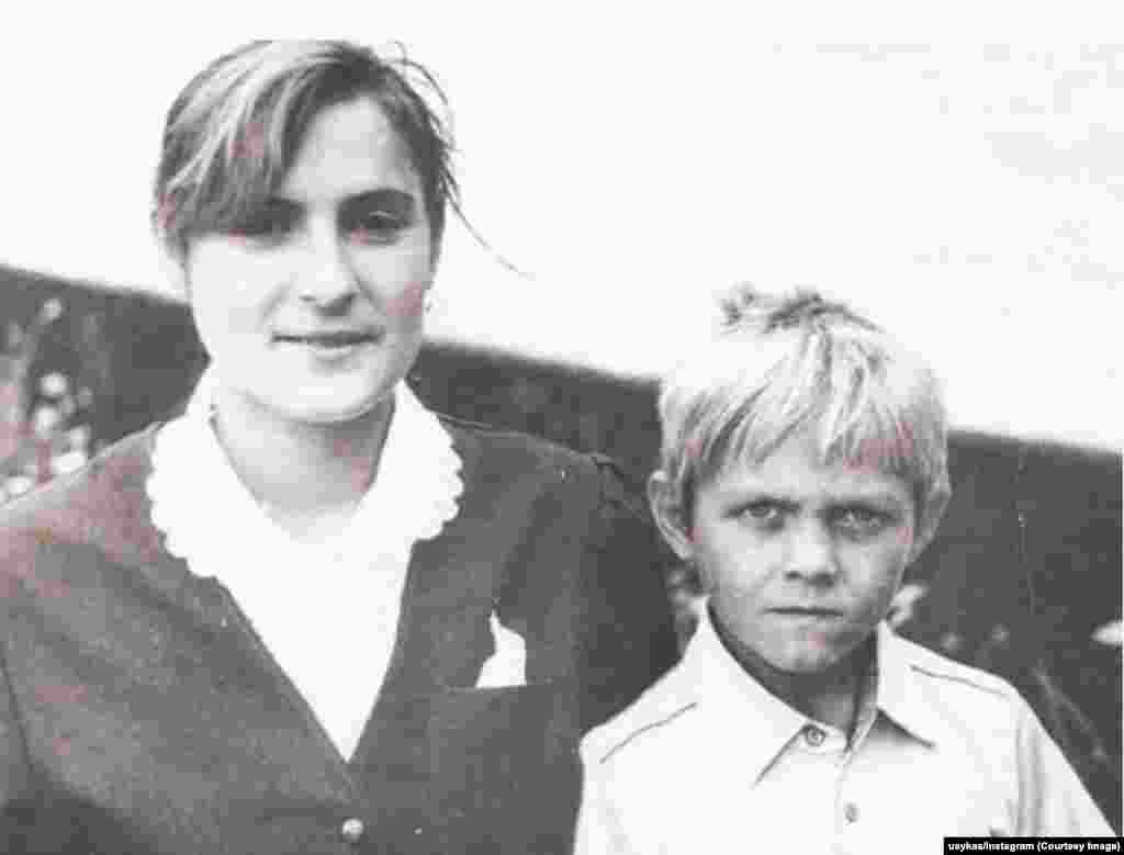 Вусік з маці ў 1990-я гады.У 1990-х сям'я ледзь зводзіла канцы з канцамі, юны Вусік захварэў на пнэўманію і месяцамі ляжаў у бальніцах. Лекары папярэджвалі бацькоў, што хлопчык можа ня выжыць. Пасьля перанесенага захворваньня Вусіку рэкамэндавалі заняцца спортам, каб умацаваць імунітэт, і ён пачаў займацца футболам.