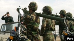 واشينگتن معتقد است سپاه قدس، وابسته به سپاه پاسداران انقلاب اسلامی در تهيه سلاح برای شبه نظاميان شيعه عراق و طالبان در افغانستان دست دارد.