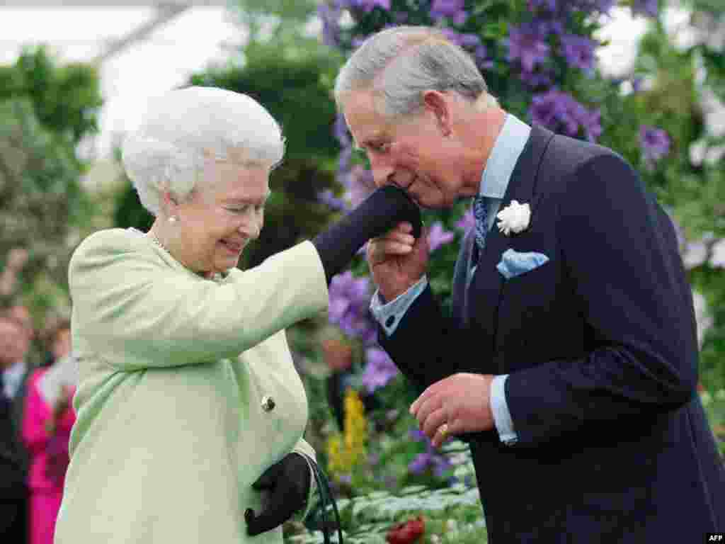 به همراه شاهزاده چارلز ولیعهدش در لندن در ژوئن ۲۰۰۹