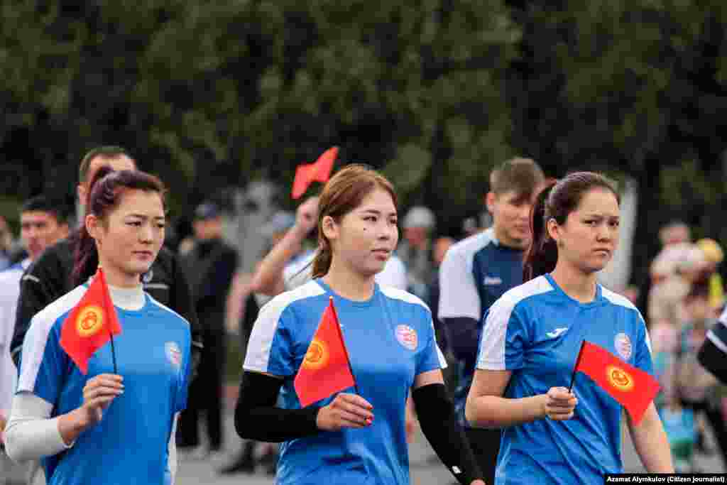 Майрамдык жүрүшкө чыккан спортчу кыздар.