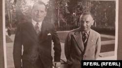 Александр Алехин (высокий) и Владимир Петров на турнире в Кемери