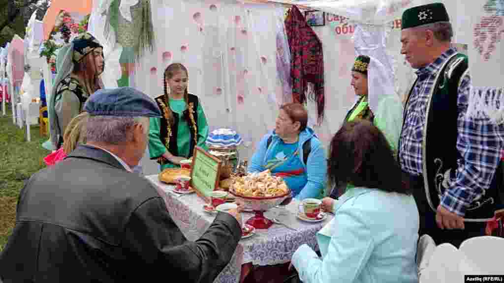 Шакировлар гаиләсе Сабантуй кунакларын милли ризыклар белән сыйлый