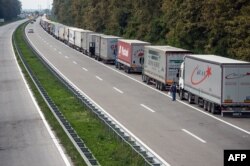 Колона вантажівок біля сербсько-хорватського кордону. 24 вересня 2015 року