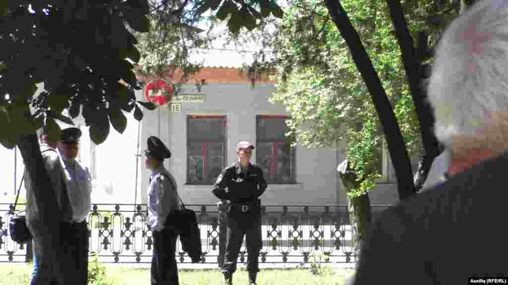 Чараны күзәтергә, документлар тикшерергә күп кенә полиция хезмәткәрләре дә килде