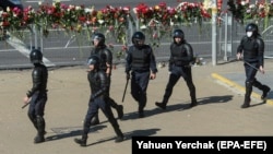 У Мінську й інших містах Білорусі другий день тривають протести. Силовики жорстоко придушують акції і затримують демонстрантів