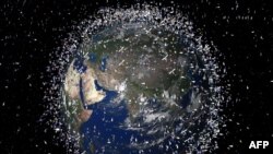 تصویر شبیه‌سازی شده توسط کامپیوتر از اشیائی که در جو زمین معلق هستند. در حال حاضر نزدیک به ۱۲ هزار شیء ساخته دست بشر گرداگرد زمین در حال چرخش هستند.