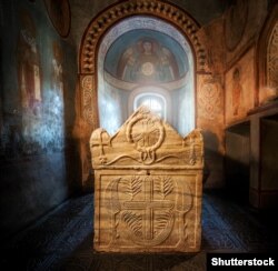 Саркофаг Київського князя Ярослава Мудрого у Софійському соборі в Києві