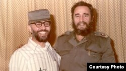 ابراهیم یزدی، وزیر خارجه دولت موقت بازرگان پس از انقلاب در کنار فیدل کاسترو 