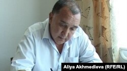Жанкельды Барсаев пишет очередную жалобу. Алматинская область, Есик, 12 июля 2011 года.   