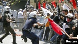 Участники массовых демонстраций в Афинах сегодня вступили в столкновения с греческой полицией