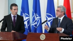 Armenia - President Serzh Sarkisian (R) and NATO’s Secretary General Anders Fogh Rasmussen at a joint press conference in Yerevan, 06Sep2012.