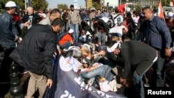 Անկարայի երկաթուղային կայարանում տեղի ունեցած պայթյուններից անմիջապես հետո, 10-ը հոկտեմբերի, 2015թ․ 