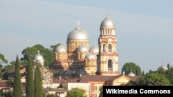 Наиболее наивные в обществе верили, что все духовенство приедет на Церковно-Народное Собрание 15 мая в Новый Афон, чтобы выработать общее решение, но реалисты изначально понимали, что этого не будет