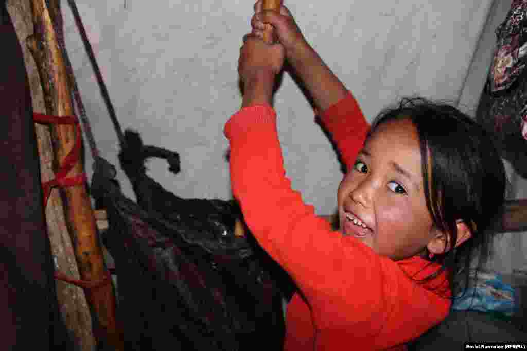 Юная помощница! Чем сильнее, таким образом, взбить "саамал" (кобылье молоко) потом из него можно получить отличный кумыс