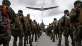 Российские десантники перед посадкой в ​​транспортный самолет Ил-76 во время учений "Запад-2021", проводимых вооруженными силами России и Беларуси на аэродроме в Калининградской области. 13 сентября 2021 года. 