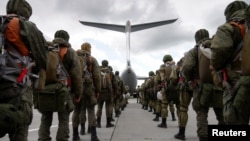 Российские десантники перед посадкой в ​​транспортный самолет Ил-76 во время учений "Запад-2021", проводимых вооруженными силами России и Беларуси на аэродроме в Калининградской области. 13 сентября 2021 года. 