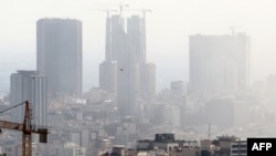 Дым в небе над Тегераном после израильского удара 18 июня, на шестой день боевых действий между Ираном и Израилем