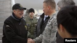 АКШнын коргоо министри Леон Панетта "Манастагы" транзиттик борбордо, Бишкек, 13-март, 2012.