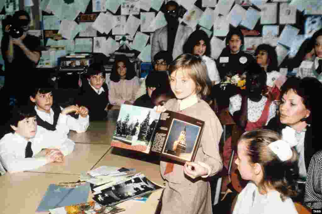 Личова показує фотографії радянських пам&rsquo;яток американським школярам. Її тур по США відбувся після широко розрекламованого візиту американської школярки Саманти Сміт у Радянський Союз у 1983 році. Сміт загинула в авіакатастрофі в 1985 році, а Личова зникла з суспільного життя. Спроба російських журналістів знайти її в 2016 році була марною