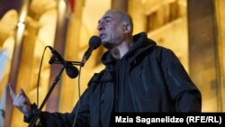 ფოტოზე: ელისაშვილი პარლამენტთან. 2024 წლის 28 ოქტომბერი
