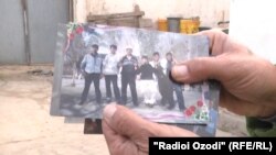 Один из этих молодых людей находится в Сирии. Архивное фото