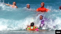 Burkini ilə çimən müsəlman qadınlar