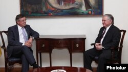Встреча министра иностранных дел Армении Эдварда Налбандяна (справа) с действующим председателем ОБСЕ, министром иностранных дел Украины Леонидом Кожарой (слева), Ереван, 15 июля 2013 г.  