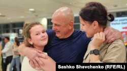 ЧЕХІЯ – Владислав Єсипенко, журналіст Крим.Реалії (Радіо Свобода), прибув у Прагу після звільнення з російського ув'язнення у Криму, де зустрівся із родиною. Прага, 22 червня 2025 року