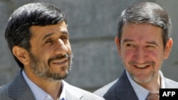 مجتبی هاشمی ثمره (راست) مشاور ارشد محمود احمدی نژاد، رییس جمهور اسلامی که از وی به عنوان تصمیم گیر اصلی در انتصاب دیپلمات های ایرانی برای پست های سیاسی وزارت امور خارجه نام برده می شود.