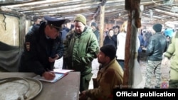 Орусиядагы Миграциялык кызматтын рейддери.