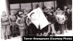 Хәтер көне. Арткы планда Милли гвардиячеләр, Чаллы 15.10.92 (Х. Якуб фотосы)