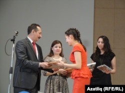 Илшат Насипов бүләкләр тапшыра