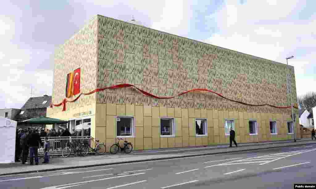 Рейн елгасы буенда Мерс шәһәрендә төзелгән яңа мәчет күзне чагылдырырлык алтын-көмеш савытын хәтерләтә.