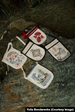 Поясні торбинки, які створює переселенка