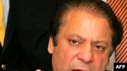 نواز شریف نخست وزیر سابق پاکستان پس از کودتای نظامی پرویز مشرف رییس جمهوری فعلی، از کار برکنارو به حکم دادگاه ازسال ۲۰۰۰ به عربستان سعودی تبعید شد