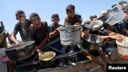 کودکان فلسطینی در تلاش برای دریافت غذا از یک آشپزخانه خیریه