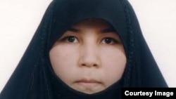 Нилуфар Раҳимжонова Тошкентдаги Кўкалдош мадрасасининг собиқ имоми Маъруфжон Раҳимжоновнинг тўнғич қизидир.