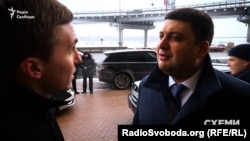 Журналіст програми «Схеми» Михайло Ткач та прем'єр-міністр України Володимир Гройсман