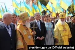 Президент України Петро Порошенко (посередині), глава УПЦ КП патріарх Київський і всієї Руси-України Філарет (ліворуч) і глава УАПЦ, митрополит Київський і всієї України Макарій (праворуч) під час відзначення 1030-річчя хрещення Русі-України. Київ, 28 липня 2018 року